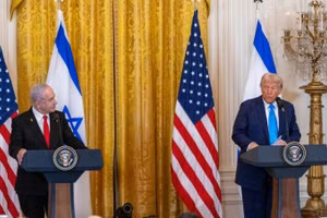 Tổng thống Mỹ Donald Trump (phải) phát biểu trong một cuộc họp báo chung với Thủ tướng Israel Benjamin Netanyahu (trái) tại Nhà trắng ở Washington, D.C. (Ảnh: Tân Hoa xã)