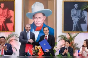 Đồng chí Lê Hồng Quang, Ủy viên Trung ương Đảng, Phó Trưởng Ban Nội chính Trung ương, Trưởng Đoàn công tác của Đảng Cộng sản Việt Nam và đồng chí Laureano Ortega Murillo, Cố vấn Tổng thống Nicaragua, đại diện Đảng Mặt trận Giải phóng Dân tộc Sandino. (Ảnh: Ban Nội chính Trung ương cung cấp)
