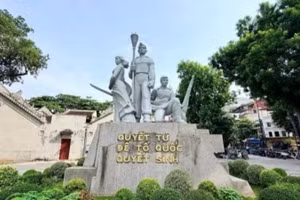 Tượng đài “Quyết tử để Tổ quốc quyết sinh” bên hồ Hoàn Kiếm sẽ được di dời sang địa điểm mới. (Ảnh: Ban Quản lý Di tích và danh thắng Hà Nội)