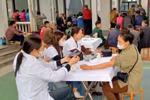 Cán bộ y tế xã Kim Phượng, tỉnh Thái Nguyên khám sức khỏe toàn dân.
