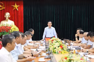 Đồng chí Quách Tất Liêm, Phó Chủ tịch Ủy ban nhân dân tỉnh Phú Thọ (giữa) chủ trì cuộc họp. (Ảnh: Trần Hảo)