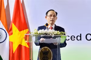 Ủy viên Bộ Chính trị, Bộ trưởng Ngoại giao Lê Hoài Trung phát biểu tại chiêu đãi kỷ niệm lần thứ 80 Ngày độc lập nước Cộng hòa Ấn Độ. (Ảnh: Việt Đức/TTXVN)