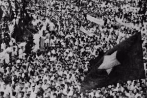Ngày 19/8/1945, hàng vạn người dân Thủ đô dự mít-tinh tại Quảng trường Nhà hát Lớn thành phố chào mừng thắng lợi của Cách mạng Tháng Tám. (Ảnh: Tư liệu TTXVN)