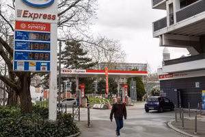 Một trạm xăng ở Lille, Pháp. (Ảnh: THX/TTXVN)