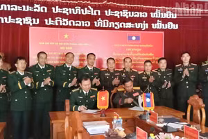 Ban Chỉ huy Bộ đội Biên phòng tỉnh Sơn La và Bộ Chỉ huy quân sự tỉnh Hủa Phăn ký kết bản ghi nhớ hội đàm lần thứ XVII. (Ảnh: QUÀNG HÙNG)