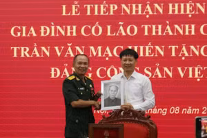 Ông Trần Anh Tuấn (bên trái), đại diện gia đình Đồng chí Trần Văn Mạc ký kết trao tặng kỷ vật cho Bảo tàng Đảng Cộng sản. (Ảnh: HẠNH NGUYỄN)