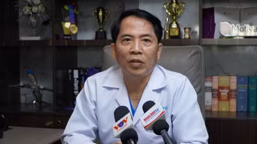 Bác sĩ, Tiến sĩ Lê Bá Hùng bày tỏ niềm thương tiếc trước sự ra đi của nhà lãnh đạo được nhân dân kính trọng và yêu mến. (Ảnh: NGUYỄN HIỆP)