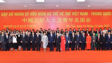 Tổng Bí thư Nguyễn Phú Trọng và Phu nhân, Tổng Bí thư, Chủ tịch Trung Quốc Tập Cận Bình và Phu nhân cùng các đại biểu tham dự Gặp gỡ nhân sĩ hữu nghị và thế hệ trẻ Việt Nam-Trung Quốc năm 2023. (Ảnh: nhandan.vn)