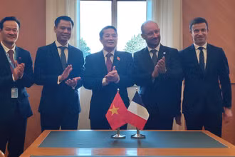 Phó Chủ tịch Quốc hội Nguyễn Đức Hải cùng Phó Chủ tịch Thượng viện Pháp Loïc Hervé.