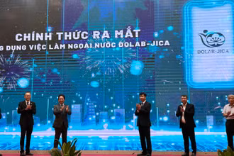 Các đại biểu cùng tham gia sự kiện ra mắt ứng dụng “Việc làm ngoài nước DOLAB-JICA”. (Ảnh: HẢI YẾN) 