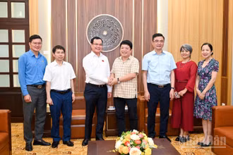 Đoàn Tổng Liên đoàn Lao động Việt Nam tới thăm và chúc mừng Báo Nhân Dân nhân Kỷ niệm 100 năm Báo chí cách mạng Việt Nam. (Ảnh: THẾ ĐẠI)