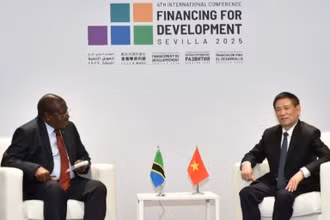Phó Thủ tướng Chính phủ Hồ Đức Phớc gặp Phó Tổng thống Tanzania Philip Isdor Mpango. (Ảnh: Bộ Ngoại giao)