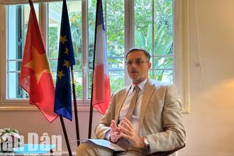 Đại sứ Cộng hòa Pháp tại Việt Nam Olivier Brochet trả lời phỏng vấn báo Nhân Dân. (Ảnh: HẢI YẾN)