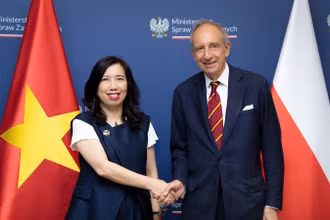 Thứ trưởng Ngoại giao Lê Thị Thu Hằng và Quốc vụ Khanh Bộ Ngoại giao Ba Lan Władysław Teofil Bartoszewski. (Ảnh: BNG)