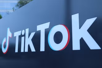 Logo của TikTok tại văn phòng Los Angeles ở Culver City, hạt Los Angeles, Mỹ. (Ảnh: Tân Hoa xã)