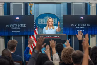 Thư ký báo chí Nhà Trắng Karoline Leavitt trả lời câu hỏi trong cuộc họp báo tại Nhà Trắng ở Washington D.C. vào ngày 30/6. (Ảnh: Tân Hoa xã)