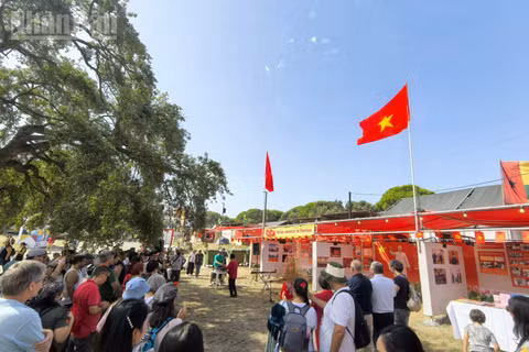 Gian trưng bày về Chủ tịch Hồ Chí Minh và đất nước Việt Nam trong kỷ nguyên phát triển mới tại Hội báo Avante 2026. (Ảnh: KHẢI HOÀN)