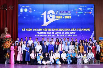 Đại diện Ban tổ chức và các bộ, ban, ngành, đoàn thể cùng sinh viên tiêu biểu Học viện Tài chính tại buổi lễ. 