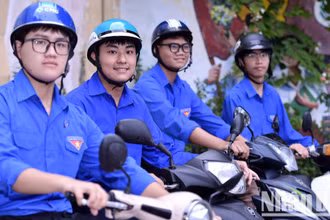 Các tình nguyện viên sẵn sàng trên những chiếc xe ôm miễn phí dành cho thí sinh hoàn cảnh khó khăn, thí sinh khuyết tật.