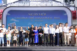 Các "Gia đình trẻ hạnh phúc" năm 2025 cùng đại biểu dự Ngày hội.