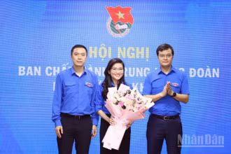 Đồng chí Bùi Quang Huy, Ủy viên Trung ương Đảng, Bí thư thứ nhất Trung ương Đoàn (bên phải) tặng hoa chúc mừng Chủ tịch Hội đồng Đội Trung ương khóa X Hồ Hồng Nguyên và Phó Chủ tịch Thường trực Hội đồng Đội Trung ương khóa X Hoàng Thái Nam. 