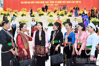 Các nữ đại biểu thuộc nhiều dân tộc trò chuyện bên hành lang Đại hội.