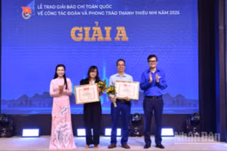 Các đồng chí Bùi Quang Huy, Ủy viên dự khuyết Trung ương Đảng, Bí thư thứ nhất Trung ương Đoàn; Nguyễn Phạm Duy Trang, Bí thư Trung ương Đoàn, Chủ tịch Hội đồng Đội Trung ương trao giải A tặng nhóm tác giả Báo Nhân Dân. 
