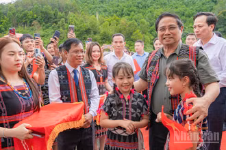 Thủ tướng Phạm Minh Chính và bà con, giáo viên và học sinh xã Tây Giang.