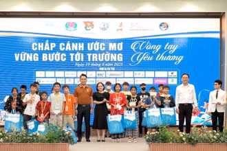 Ban tổ chức chương trình trao quà tặng các em thiếu nhi. 