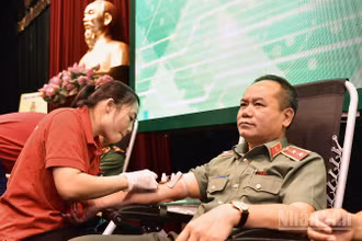 Trung tướng Nguyễn Thanh Tùng tham gia hiến máu tại Lễ khai mạc Hành trình "Giọt máu nghĩa tình".