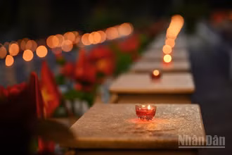 Những ngọn nến thắm đỏ được thắp lên trên phần mộ những người con ưu tú của dân tộc tại Nghĩa trang Liệt sĩ quốc gia Vị Xuyên tối 14/7.