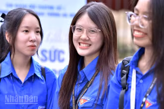 Tình nguyện viên của thành phố Hà Nội có mặt từ sáng sớm tại các điểm thi.