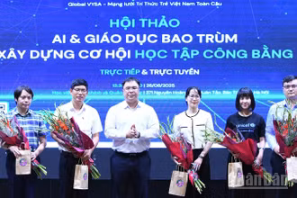 Ban tổ chức tặng hoa các diễn giả và đại diện các đơn vị liên quan của Hội thảo.