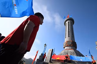 [Ảnh] Bồi đắp lòng yêu nước, chăm lo cho nhân dân vùng biên