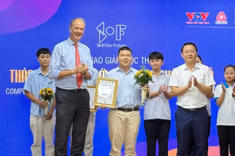 Đại diện nhóm tác giả dự án Mindvivo (ở giữa) nhận Giải Nhất tại Lễ trao giải cuộc thi.