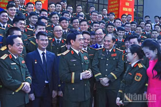 Đại tướng Phan Văn Giang trao đổi về phong trào "Tuổi trẻ sáng tạo" trong quân đội với các đại biểu bên lề chương trình.