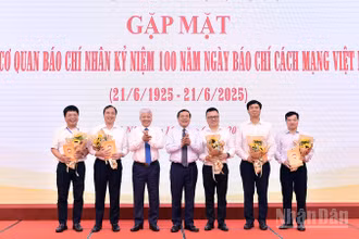 Đồng chí Đỗ Văn Chiến và đồng chí Lại Xuân Môn (thứ 3 và 4 từ trái sang) tặng hoa đại diện lãnh đạo các cơ quan báo chí tại chương trình.