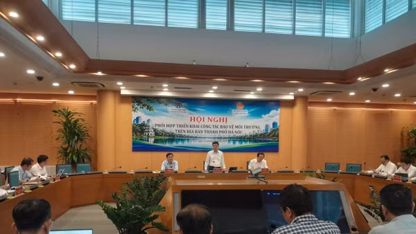 Phó Chủ tịch Ủy ban nhân dân thành phố Hà Nội Bùi Duy Cường chủ trì Hội nghị phát biểu ý kiến.