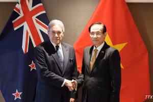 Ủy viên Bộ Chính trị, Bộ trưởng Bộ Ngoại giao Lê Hoài Trung và Bộ trưởng Ngoại giao New Zealand Winston Peters. (Ảnh: Diệu Linh/TTXVN)