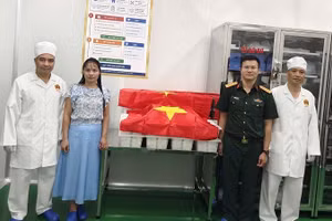 Thành viên Ban Chỉ đạo tìm kiếm, xác định danh tính liệt sĩ tỉnh Điện Biên tổ chức bàn giao 876 mẫu hài cốt liệt sĩ được thu nhận từ Nghĩa trang liệt sĩ Độc Lập. (Ảnh: Bộ Chỉ huy Quân sự tỉnh Điện Biên)