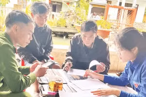 Tổ lưu động thu thập thông tin về đất đai. (Ảnh: CÔNG VINH)