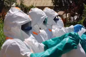 Nhân viên y tế mặc trang phục bảo hộ và khử khuẩn khi điều trị cho bệnh nhân Ebola tại Ituri, Cộng hòa dân chủ Congo. (Ảnh: THX/TTXVN)