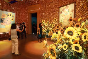 Trải nghiệm Triển lãm "Van Gogh Timeless-Van Gogh Xuyên không" trong ngày khai mạc. (Ảnh: Ban tổ chức)