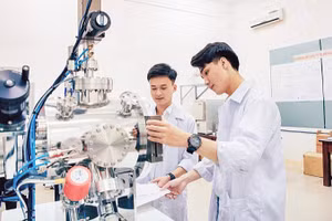 Sinh viên ngành Vật lý kỹ thuật thực hành với máy phún xạ tại phòng thí nghiệm Khoa học Vật liệu của Khoa Lý - Hóa, Trường đại học Sư phạm - Đại học Đà Nẵng. (Ảnh: Đại học Đà Nẵng)