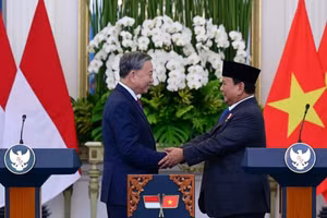 Tổng Bí thư Tô Lâm và Tổng thống Prabowo Subianto tại cuộc họp báo công bố việc nâng cấp quan hệ Việt Nam-Indonesia lên Đối tác Chiến lược toàn diện (tháng 3/2025). (Ảnh: Đại sứ quán Indonesia tại Việt Nam)