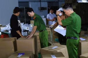 Lực lượng Cảnh sát kinh tế Công an thành phố Đồng Nai niêm phong số sản phẩm thu giữ tại Công ty Trách nhiệm hữu hạn Trần Lê Foods. (Ảnh: Công an thành phố Đồng Nai)