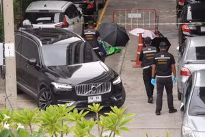 Cảnh sát đang làm nhiệm vụ tại trụ sở Tổ chức Hành chính tỉnh Nonthaburi của Thái Lan. (Ảnh: TÂN HOA XÃ)