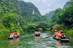 Du khách tham quan Tràng An, Ninh Bình. (Ảnh: HOÀNG TRƯỜNG)