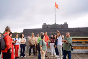 Thành phố Huế tập trung phát huy vai trò đối ngoại nhân dân trong lan tỏa hình ảnh, giá trị văn hóa, di sản Việt Nam đến bạn bè quốc tế. Trong ảnh: Du khách quốc tế tham quan, nghe giới thiệu về Đại nội Huế. (Ảnh: QUỲNH MAI)