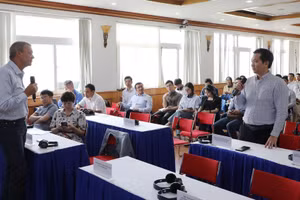 Giáo sư Alexey Ustinov, Giám đốc Phòng thí nghiệm công nghệ lượng tử siêu dẫn, Đại học Khoa học và Công nghệ quốc gia Liên bang Nga, Viện trưởng danh dự Viện Công nghệ Lượng tử, Đại học Quốc gia Hà Nội trao đổi học thuật cùng các nhà khoa học. (Ảnh: DIỆP NGỌC)